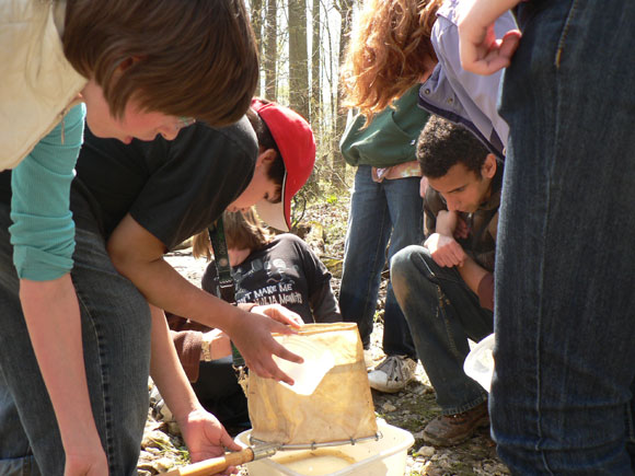 3 - Carefully emptying the sample into the pan